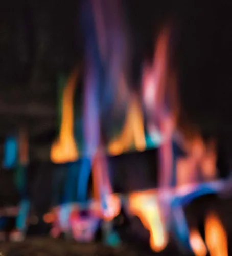 Vista 2 de Piñas de colores para chimenea Plow & Hearth, piñas de pino con llama cambiante de arcoíris para alegría navideña, accesorios para quemar con centro
