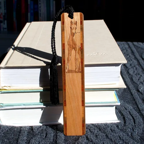 Vista 11 de Marcador de madera grabado con borla, también disponible sin personalización