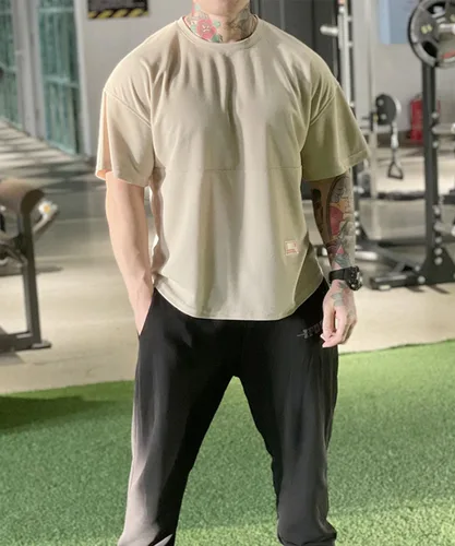 Vista 2 de maytopia Camiseta de entrenamiento de gimnasio para hombre, camisetas musculares transpirables de ajuste holgado seco, camiseta atlética de manga