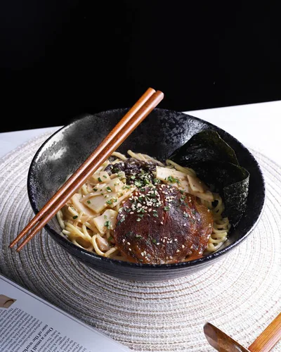 Vista 4 de Kanwone Juego de cuencos de cerámica japoneses para ramen, cuencos de sopa de fideos, 37 onzas, con cucharas y palillos a juego para fideos Negro