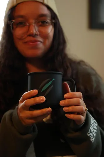 Vista 2 de The Chosen: Taza oficial de café de cerámica con relieve de 3 peces de 12 oz con revestimiento de goma