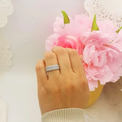 Vista 4 de Dazzlingrock Collection Anillo de boda redondo de triple fila gruesa para mujer, con piedras preciosas y diamantes, disponible en oro de 10K14K18K