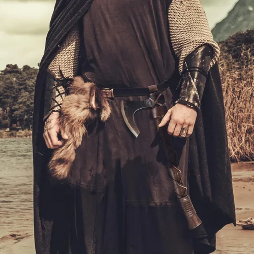 Vista 2 de Norse Tradesman Hacha de lanzamiento vikingo de 14 pulgadas, hacha nórdica totalmente afilada, cabeza de hacha de acero al carbono con punto de cruz