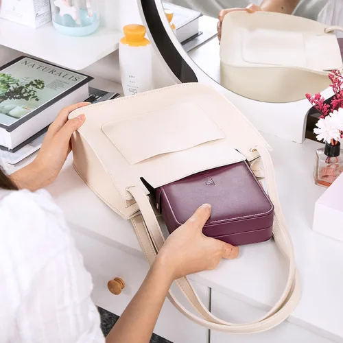 Vista 7 de KCY Joyero para mujeres y niñas, estuche organizador de joyas de viaje pequeño, de piel sintética, portátil, cajas de almacenamiento para anillos