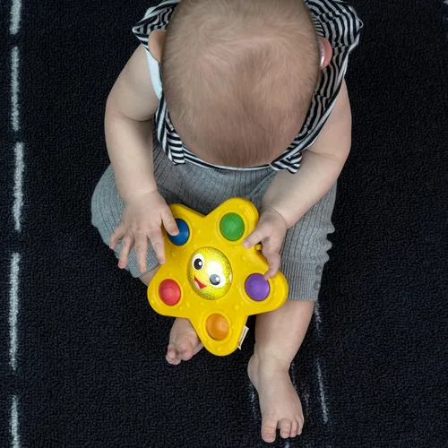 Vista 5 de Baby Einstein Exploradores Oceánicos Estrella Brillante y Pop, Estrella de Mar Sensorial Iluminada, Juguete de Succión para Silla Alta, para Bebés