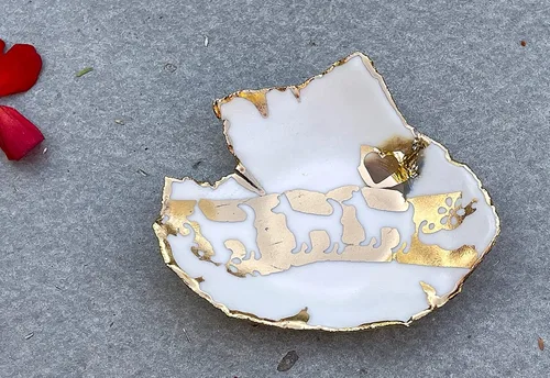Vista 4 de Ceramic White and Gold Dog Ring Dish, Handmade Decorative Jewelry Dishes, Animal Lover Gift for Mom, Daughter, Sister, Wife, Girlfriend, Best