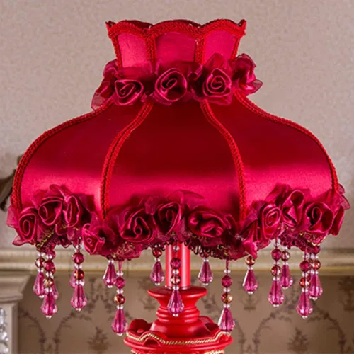Vista 3 de Lámpara Victoriana Roja de Tela Antigua Lámpara de Mesa Pastoral Europea Lámpara de Mesita de Noche 1 Cabeza Flor Floral Luz de Mesa con Flecos