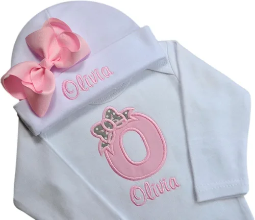 Vista 2 de Bebé niña bordó la única inicial y sombrero de la gorrita tejida a juego con el nombre personalizado rosa y gris punto