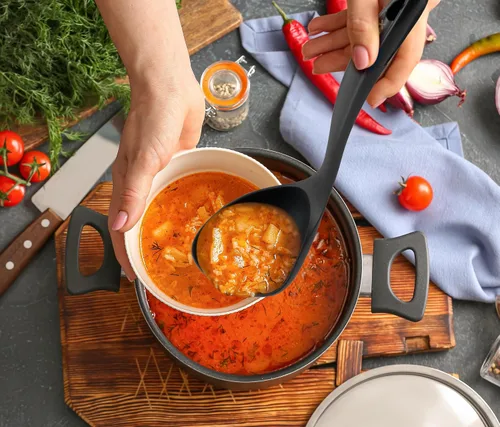 Vista 6 de Zulay Kitchen Cucharón para sopa: ergonómico, resistente al calor y versátil para servir sopa, chile, salsa y más, color negro