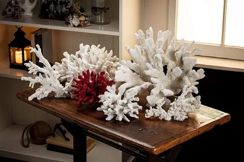 Vista 4 de Abbott Collection 20-SEASHORE/40 - Figura decorativa de resina de coral con flores blancas grandes