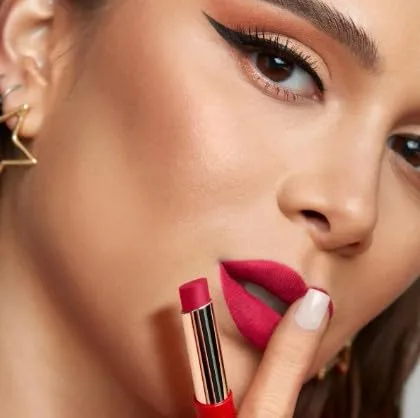 Vista 4 de ESIKA Colorfix Lápiz labial mate 24H Rojo Intuicion 2 g / 0.07 oz.