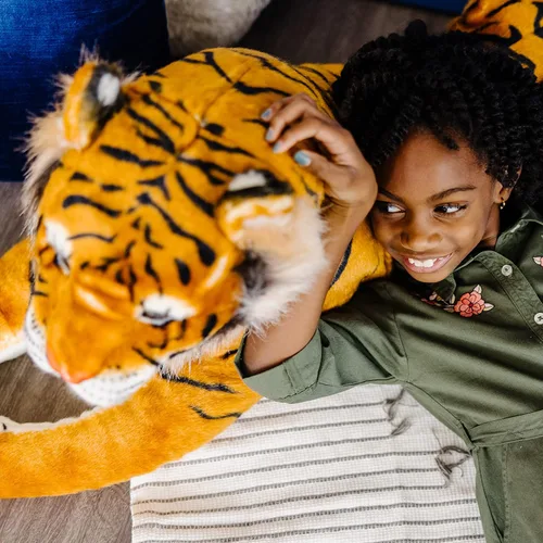 Vista 7 de Tigre gigante de peluche de Melissa & Doug, realista (más de 5 pies de largo)