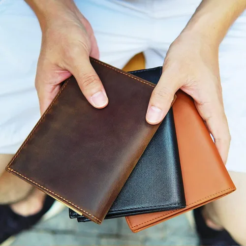 Vista 3 de Polare - Cartera plegable de cuero con bloqueo RFID para pasaporte y viaje para hombres Marrón oscuro Cartera de bloqueo RFID