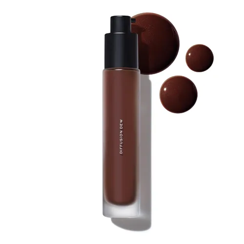 Vista 18 de MAKE Beauty Diffusion Dew Skin Tint. Acabado radiante de cobertura transparente a media. Difumina, suaviza e ilumina para una tez luminosa. 01 Feria