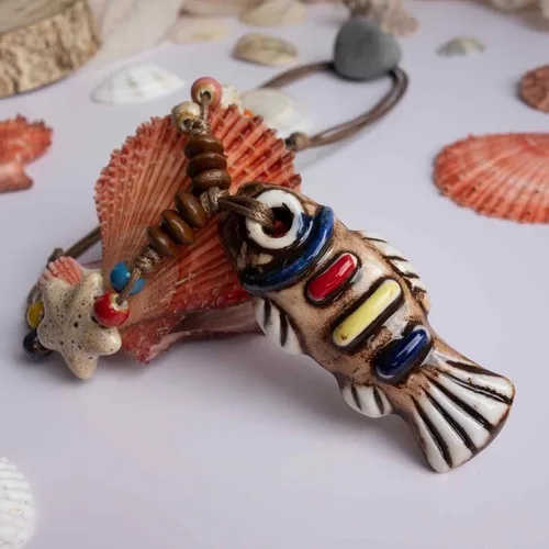 Vista 4 de Collar de cuentas de cerámica hecho a mano con colgante de pescado