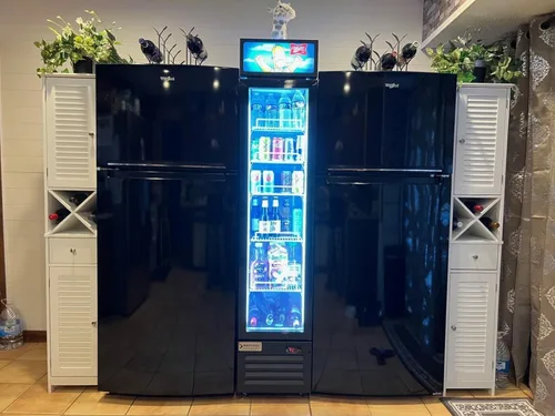 Vista 4 de Refrigerador comercial de bebidas, refrigerador de 7 pies cúbicos pequeños delgados de una sola puerta de vidrio con estantes ajustables de luz LED