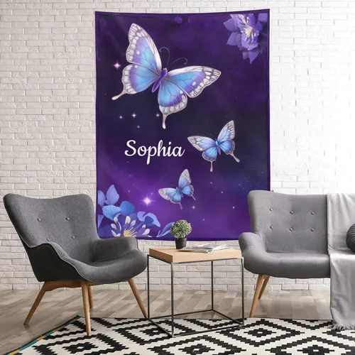 Vista 2 de Manta de forro polar suave con nombre en blanco y mariposa de galaxia morada, para recién nacidos, niñas, niños, guardería, 30 x 40 pulgadas