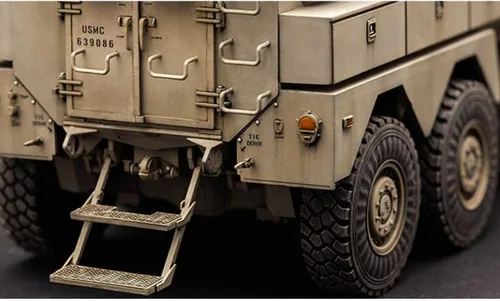 Vista 7 de Meng U.S. Cougar 6x6 MRAP Kit de modelo de vehículo