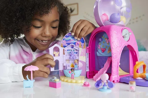 Vista 2 de Polly Pocket Juguete de viaje, juego de oso de chicles con 2 micro muñecas y 26 accesorios sorpresa, juguete de animal compacto