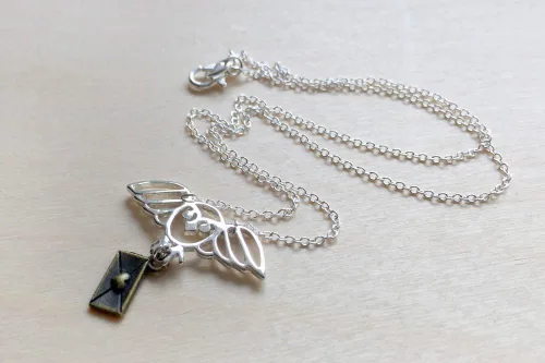 Vista 2 de Enchanted Leaves - Collar de búho mensajero de plata - Collar Hedwig - Collar con poste de búho mágico