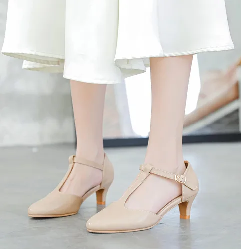Vista 2 de DADAWEN Zapatos de tacón bajo con hebilla en T y punta cerrada para mujer, para fiesta, boda, vestido de novia