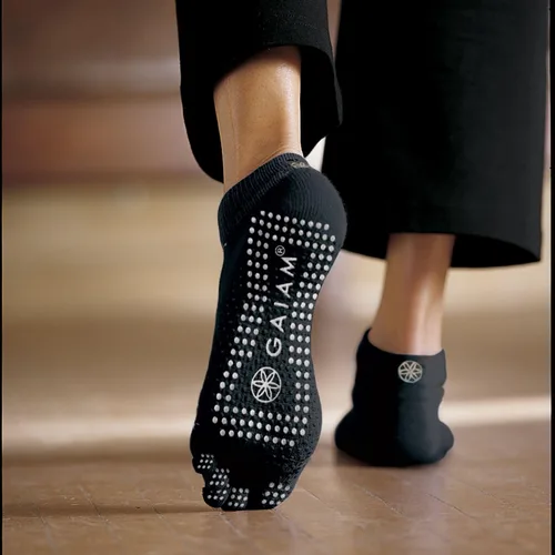 Vista 2 de Gaiam Calcetines de yoga Grippy para mujeres y hombres Accesorios de agarre adhesivo antideslizantes para yoga, barras, pilates, danza, ballet