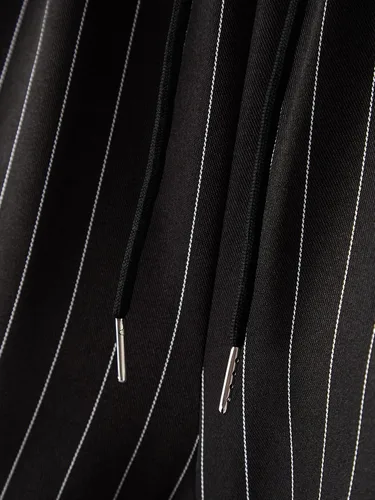 Vista 4 de OYOANGLE Conjunto de 2 piezas para hombre, camisa a rayas de manga corta con botones y pantalones cortos con cordón