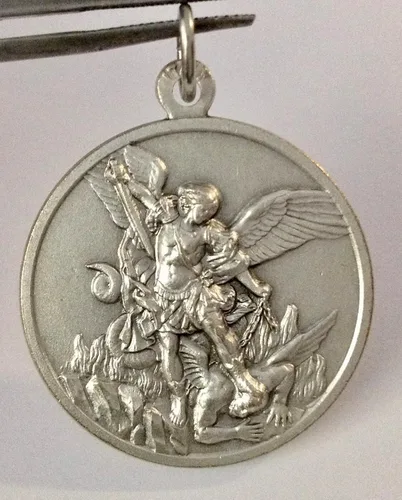 Vista 2 de Medalla de San Miguel el el Arcángel en tono plateado Tamaño del pájaro 1.260in Fabricado en alta fiabilidad.