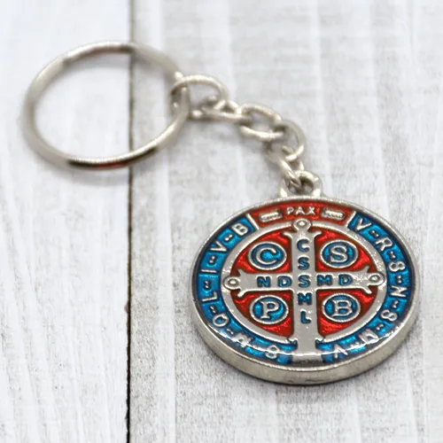 Vista 3 de Llavero grande de medalla de San Benito Detalles de resina azul y roja Metal plateado Gran regalo católico Santo patrón de los estudiantes