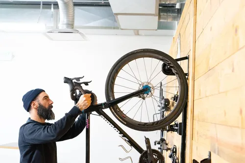 Vista 2 de RockyMounts WallRide+ - Soporte de pared para bicicletas con cadena de seguridad