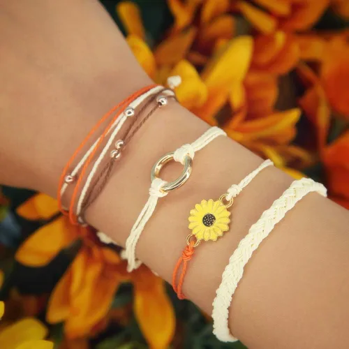 Vista 2 de Pulsera de cuerda trenzada hecha a mano con diseño de girasol para adolescentes y mujeres Beige