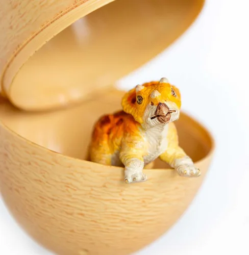 Vista 4 de Safari Ltd. Dino Dana Baby Triceratops - Figura de huevo de dinosaurio de 4.5 pulgadas, juguete educativo para niños, niñas y niños a partir de 3