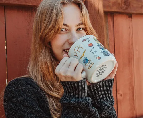 Vista 6 de Harry Potter Hogwarts All Over Icons Destination - Taza de cerámica para cámper Regalos y coleccionables del mundo mágico Capacidad para 20 onzas