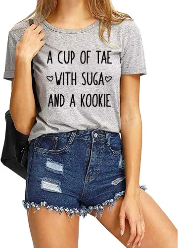 Vista 2 de OwnZone - Camiseta unisex de algodón de manga corta con cuello redondo y una taza de té con azúcar y una galleta