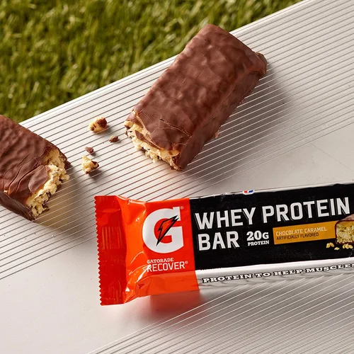 Vista 2 de Gatorade Barras recuperadoras de proteína de suero de leche, caramelo de chocolate, barras de 2.8 onzas (12 unidades)