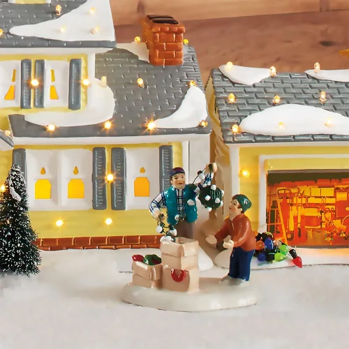 Vista 2 de Department 56 Figurita Clark y Rusty de Vacaciones de Navidad en la Nieve, Accesorio de Pueblo, Multicolor