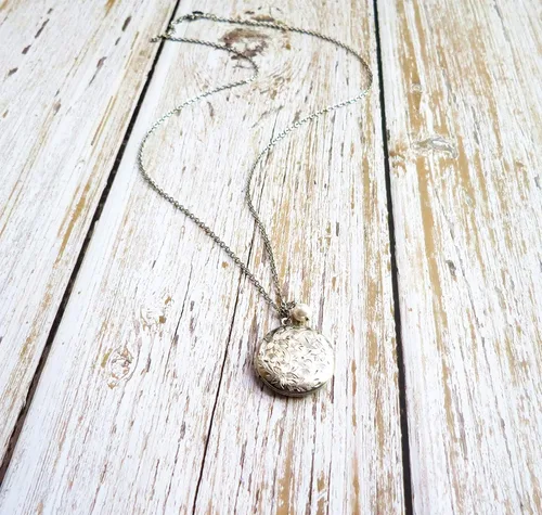 Vista 5 de Regalo de recuerdo para suegra, matrimonio nos hizo familia, pero el amor te hizo mi mamá, collar largo con medallón para madre del novio, regalo