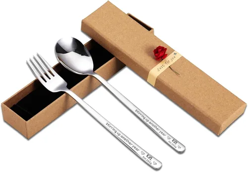 Vista 8 de Juego de cuchara y tenedor de acero inoxidable con nombre personalizado para parejas, utensilios de metal grabados personalizados para helado, café