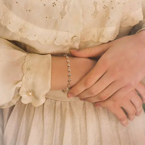 Vista 2 de BENEIGE - Pulsera para mujer, chapada en oro de 14 quilates, cuentas de satélite, perlas ovaladas, cadena con dijes en capas, hecha a mano