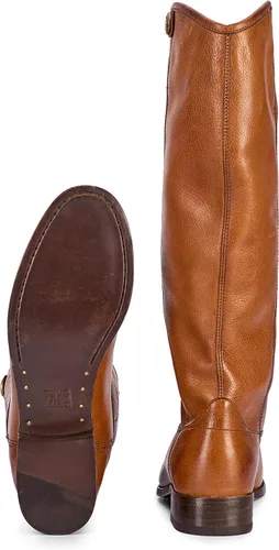 Vista 4 de Frye - Botas altas Melissa Button 2 con estilo ecuestre para mujer hechas de cuero vintage y resistente con herrajes de metal antiguo y suela