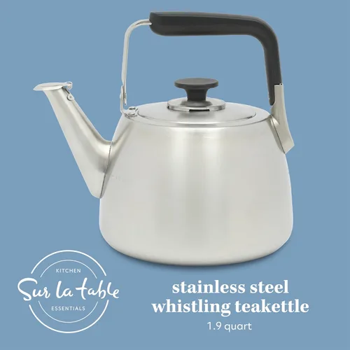 Vista 2 de Sur La Table Kitchen Essentials Tetera Silbadora de Acero Inoxidable Cepillado de Calibre Pesado de 2 Qt - Tetera Duradera para Estufa