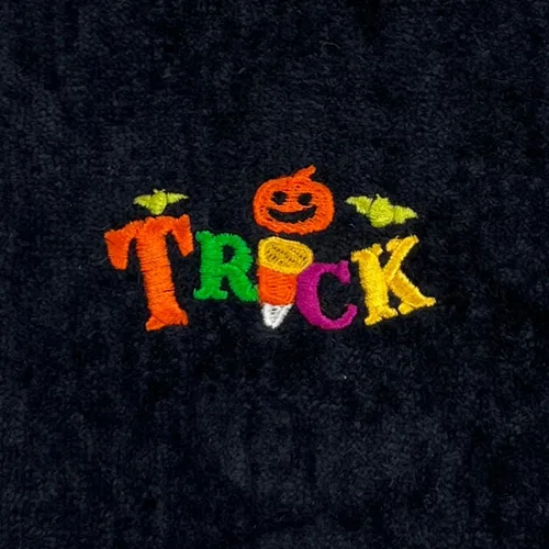 Vista 6 de Juego de 2 toallas de mano decorativas de Halloween, toallas de algodón de terciopelo de felpa negra con diseño bordado de truco o trato, toallas