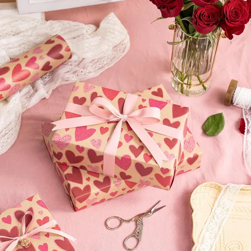 Vista 4 de RUSPEPA Rollo de papel kraft para regalo del día de San Valentín, mini rollo, diseño de corazón rojo y rosa, papel de regalo romántico para el día