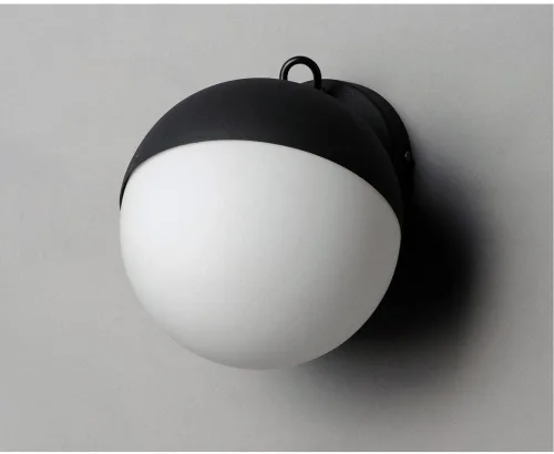 Vista 3 de ET2 Aplique de pared de media luna de iluminación Acabado dorado metálico Pantalla de vidrio blanco satinado Moderno aplique de pared