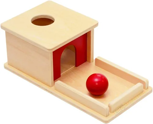 Vista 2 de Montessori, caja de permanencia de objetos con charola y pelota.