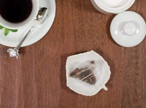 Vista 2 de HIC Kitchen Soporte para bolsitas de té, porcelana fina, diseño de hojas, juego de 2