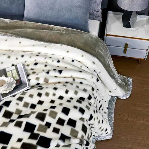Vista 5 de LGYKUMEG Manta pesada de visón coreano, tamaño Queen de 79 x 91 pulgadas, sedosa suave y cálida, manta de cama Raschel reversible de 2 capas, 9