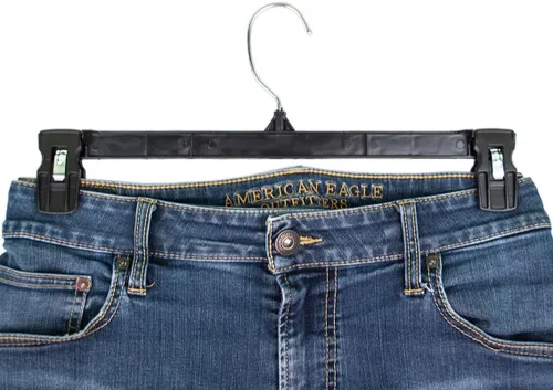 Vista 5 de HangOn Perchas para pantalones de plástico reciclado con clips acanalados, color negro, 14 pulgadas, paquete de 10
