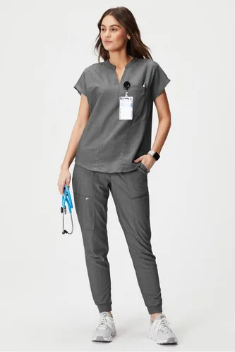 Vista 3 de Fabletics Camiseta médica Evolve de 3 bolsillos para mujer con un ajuste de gran tamaño, MotionTech, elástica en 4 direcciones, resistente a