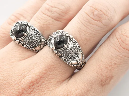 Vista 6 de Onyx - Anillo de exorcismo de San Benito para hombre, anillo de protección de demonio cruzado para mujeres y hombres, anillo de plata de ley 925